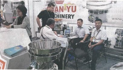 冠宇机械积极拓展全球市场,董事长颜春夏(右二)每年有200天以上在国外度过。