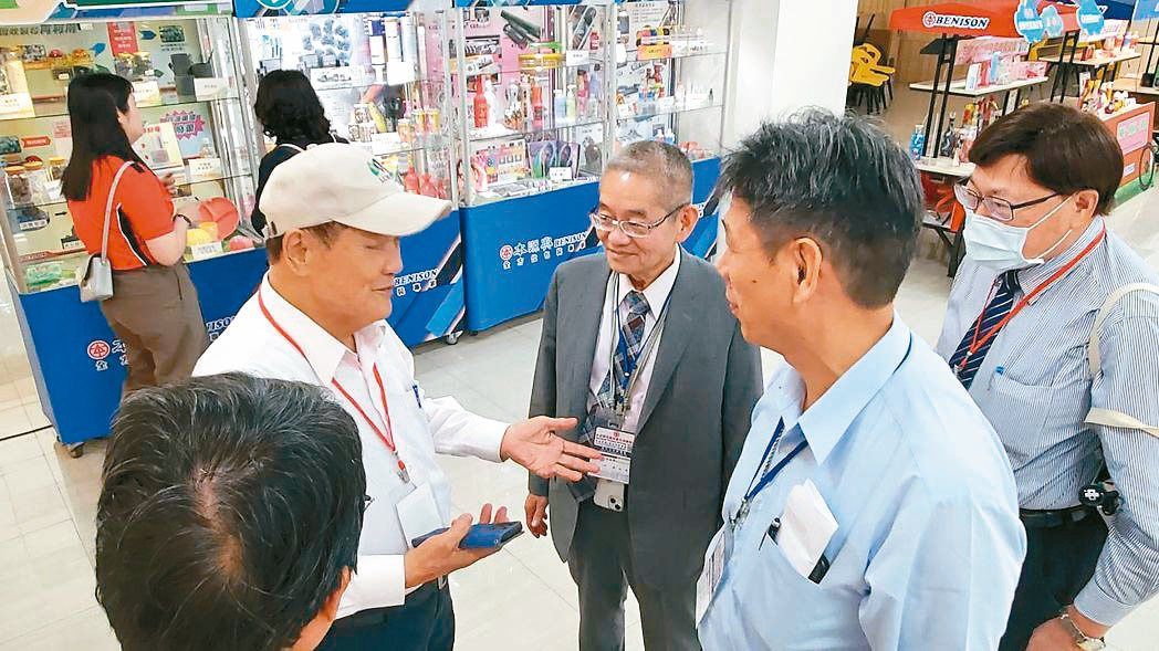 本源興舉辦包裝技術交流聯誼會,總經理廖本泉(中)帶領各部門團隊,為參觀業者講解技術。 張傑/攝影