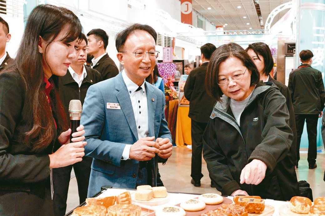 百城機械總經理蔡承諺(中)為總統蔡英文介紹榮獲台灣精品獎的HM-588多功能食品包餡機。 百城機械/提供