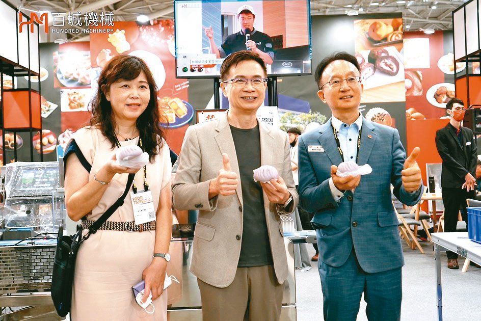 外貿協會展覽處處長施玉霞(左起)、外貿協會董事長黃志芳到百城機械攤位參觀臺灣首台魔術手包餡機,並與百城總經理蔡承諺合影。 百城機械/提供