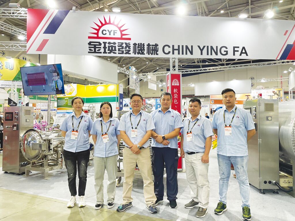 金瑛發公司專案經理施永哲(左三)、越南經理王昇傑(左四)及團隊大力推廣高溫高壓殺菌設備。圖/李水蓮