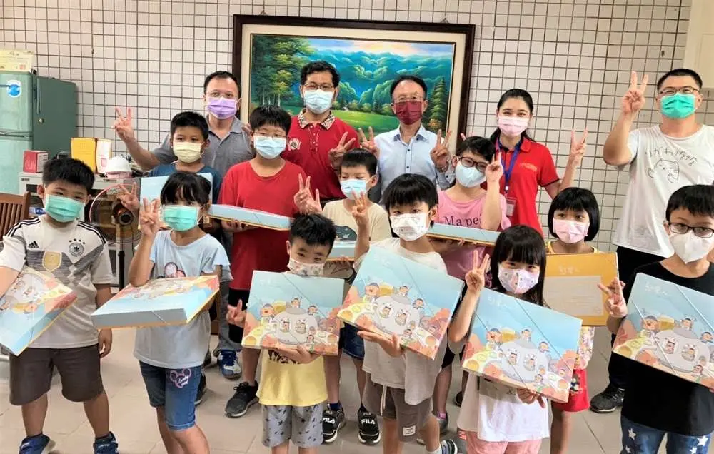 百城機械做公益,送憨星人月餅到偏鄉瑞峰國小。圖為百城機械總經理蔡承諺(後排左三)與孩子們合影。圖/百城機械提供