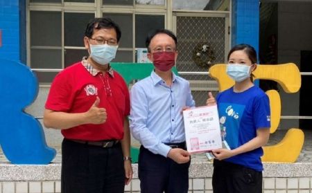 百城機械送憨星人月餅到偏鄉瑞峰國小,讓孩子們暖心過中秋。圖為瑞峰國小校長王怡仁(左)及樂扶基金會致贈感謝狀給百城負責人蔡承諺(中)。圖/百城機械提供