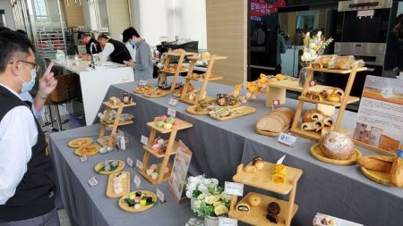 現場展示多款製作美味的糕餅、甜點。 張傑/攝影