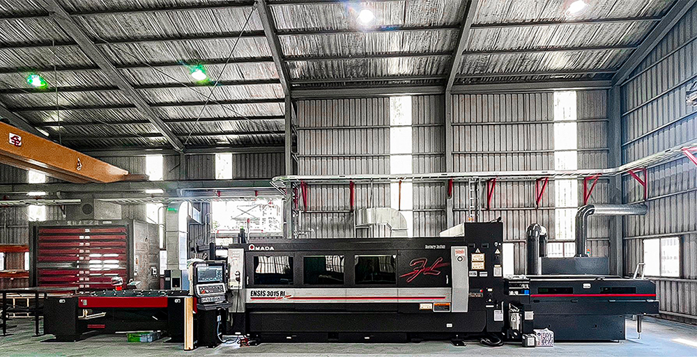 享昕精密板金製作板金加工之專用雷射機台為AMADA ENS3015RI