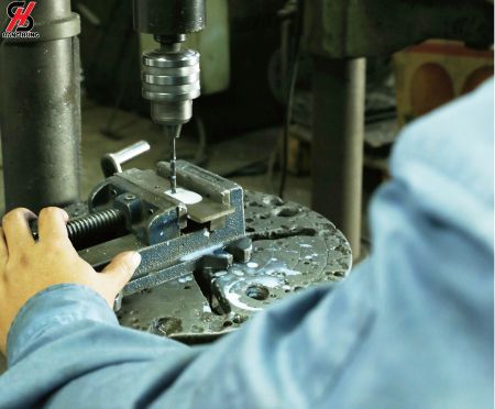 タッピングおよびドリリングプロセス - 精密タッピングおよびドリリングプロセスが進行中です