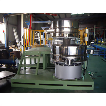 脫水分級機 21 - 畫面中央是一台大型工業用振動篩分機,主體為銀色金屬,底座與周圍平台為淺綠色,呈現於工廠環境中。