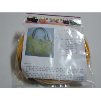 DIY成品材料包 - 一個透明塑膠袋包裝著黃色與白色編織帶材料，袋內白色紙張印有黃藍花紋編織包成品圖及製作說明。