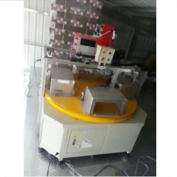 熱熔膠封箱機 29-1 - 一台米白色工業機械,上方有黃色圓形轉盤、銀色金屬部件及紅色控制箱,呈現產品全貌。