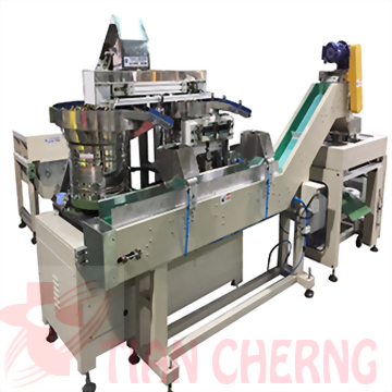 扣件製袋封口機 - TC-950 自動扣件包裝機正面視圖，一套完整的螺絲螺帽製袋包裝系統。