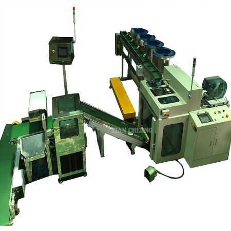 混合計數製袋包裝機 - TC-950 自動混合計數包裝機正面視圖,此為一套可客製化的混合五金零件包裝系統。