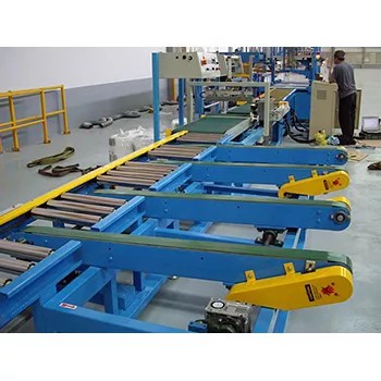 Long Bar Horizontal Conveyor - Side view of a robust Long Bar Horizontal Conveyor, an essential component for industrial automatic packaging systems.