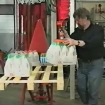 Vacuum Lifter for Logistics & Beverage Industry - A worker demonstrates the ease of handling heavy sacks using an ergonomic Piab/TAWI vacuum lifter in a logistics warehouse.