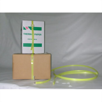 手工束捆帶 / 免用手工具 - 兩箱貨物堆疊,上方白色紙箱印有綠色文字,下方為棕色紙箱,皆以螢光黃綠色打包帶捆綁,右側另有一圈同色打包帶。