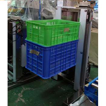 塑膠籃升降 29-6 - 藍色網格塑膠籃上疊放著一個綠色網格塑膠籃,兩者皆懸掛於工業機械的銀色框架中。