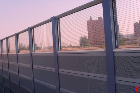 La feuille de barrière sonore installée à la section de Tsinan du train à grande vitesse de Beijing à Shanghai en Chine.