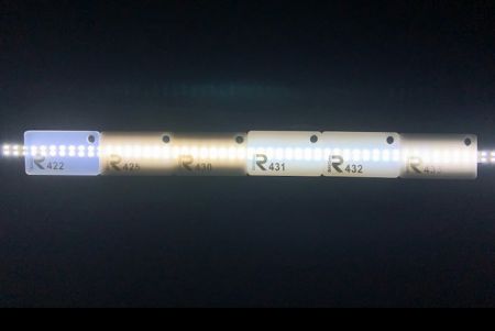 Opalweiße Acrylplatte - Vergleich der opalweißen Farben: Das Bild zeigt die unterschiedlichen Transparenzgrade der opalweißen Farben mit dem LED-Streifen darunter. Von links nach rechts: #422, #425, #430, #431, #432, #433