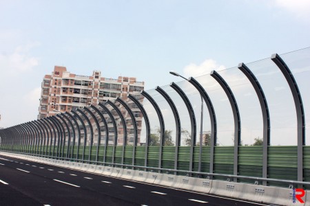 La feuille de barrière sonore installée près de la section de l'autoroute près de l'hôpital Tzu Chi à Taichung, Taiwan.